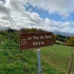 Pancarte indiquant l'altitude du Puy-du-Gaud