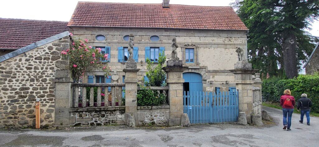 Sculptures devant une maison