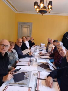 Le groupe de motards à table