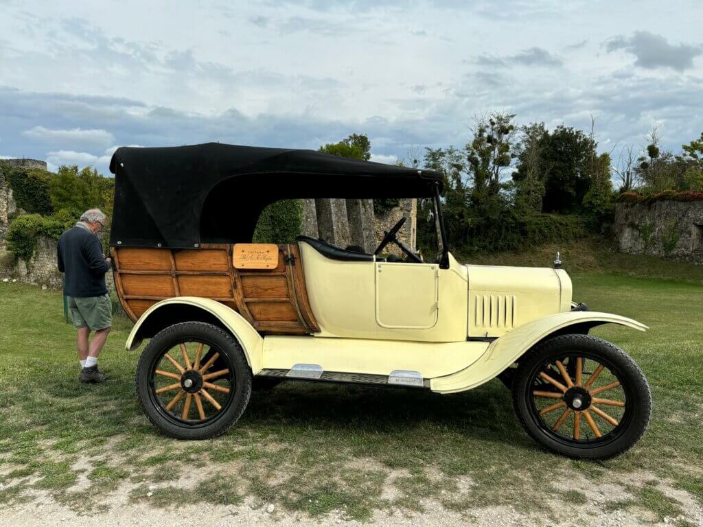 Voiture ancienne jaune