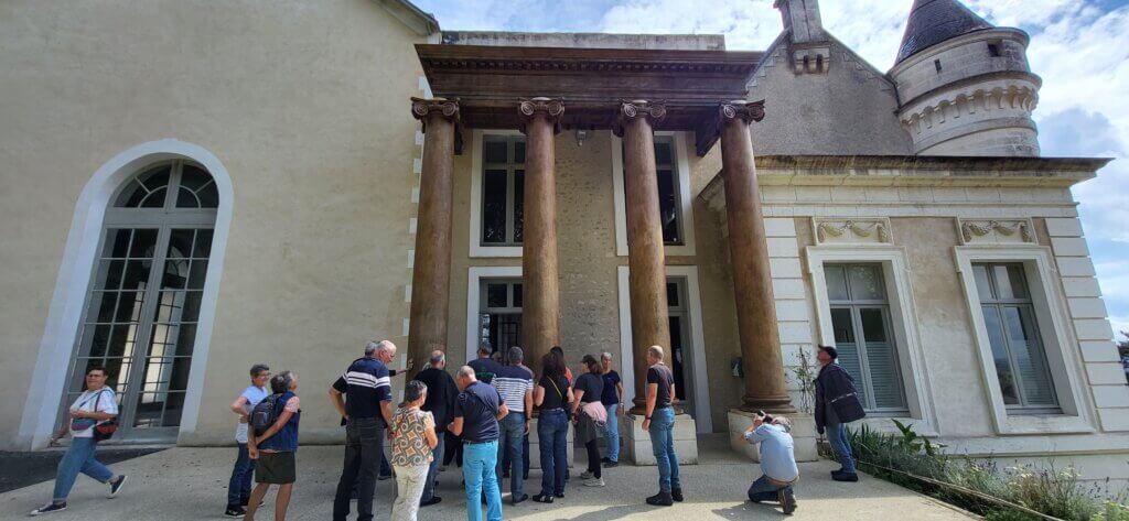 Le groupe devant l'entrée principale du Château de La Mercerie