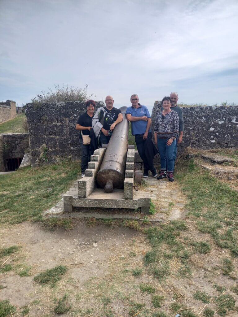 Groupe devant canon à la citadelle de Blaye