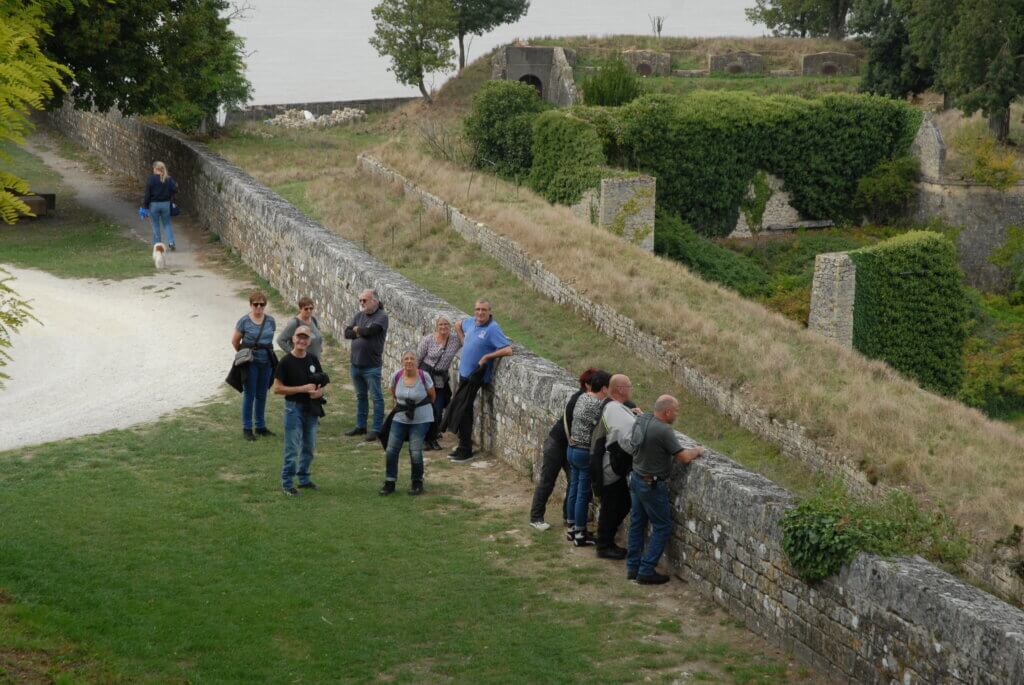 Groupe devant ruines