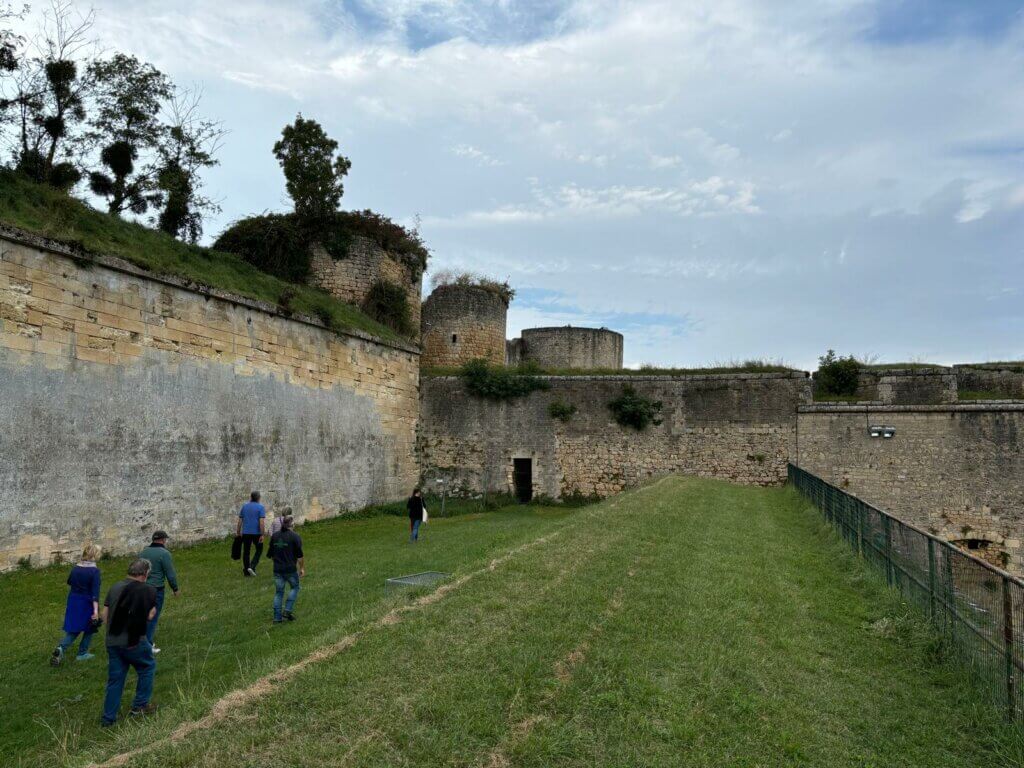 Groupe marchant devant citadelle de Blaye