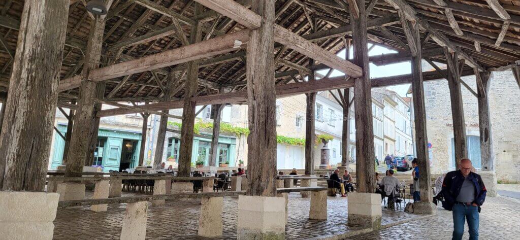 Les halles à Villebois-Lavalette