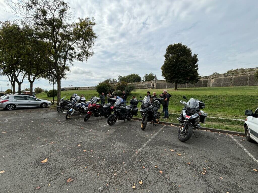 Motos garées devant la citadelle de Blaye