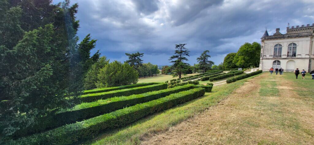 Par cu château de la Mercerie sous un ciel orageux