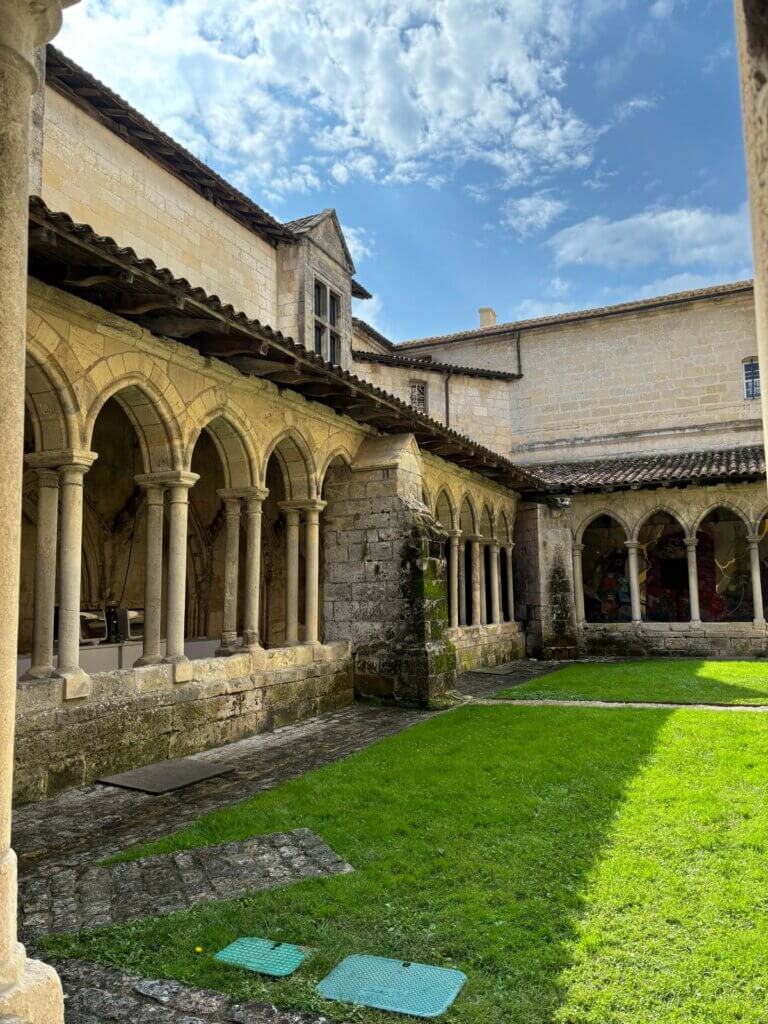 Vue du cloître de Saint-Emilion