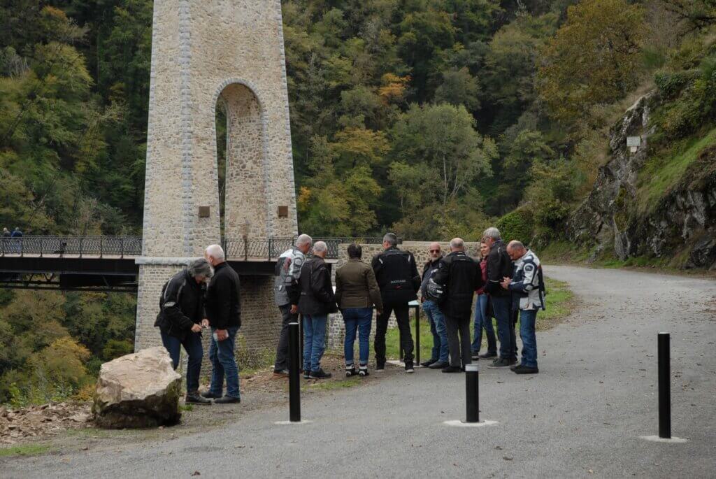 Groupe devant le viaduc des Rochers Noirs